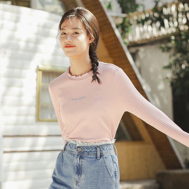 Женская футболка с буквенным принтом комфортная для фитнеса круглым вырезом и