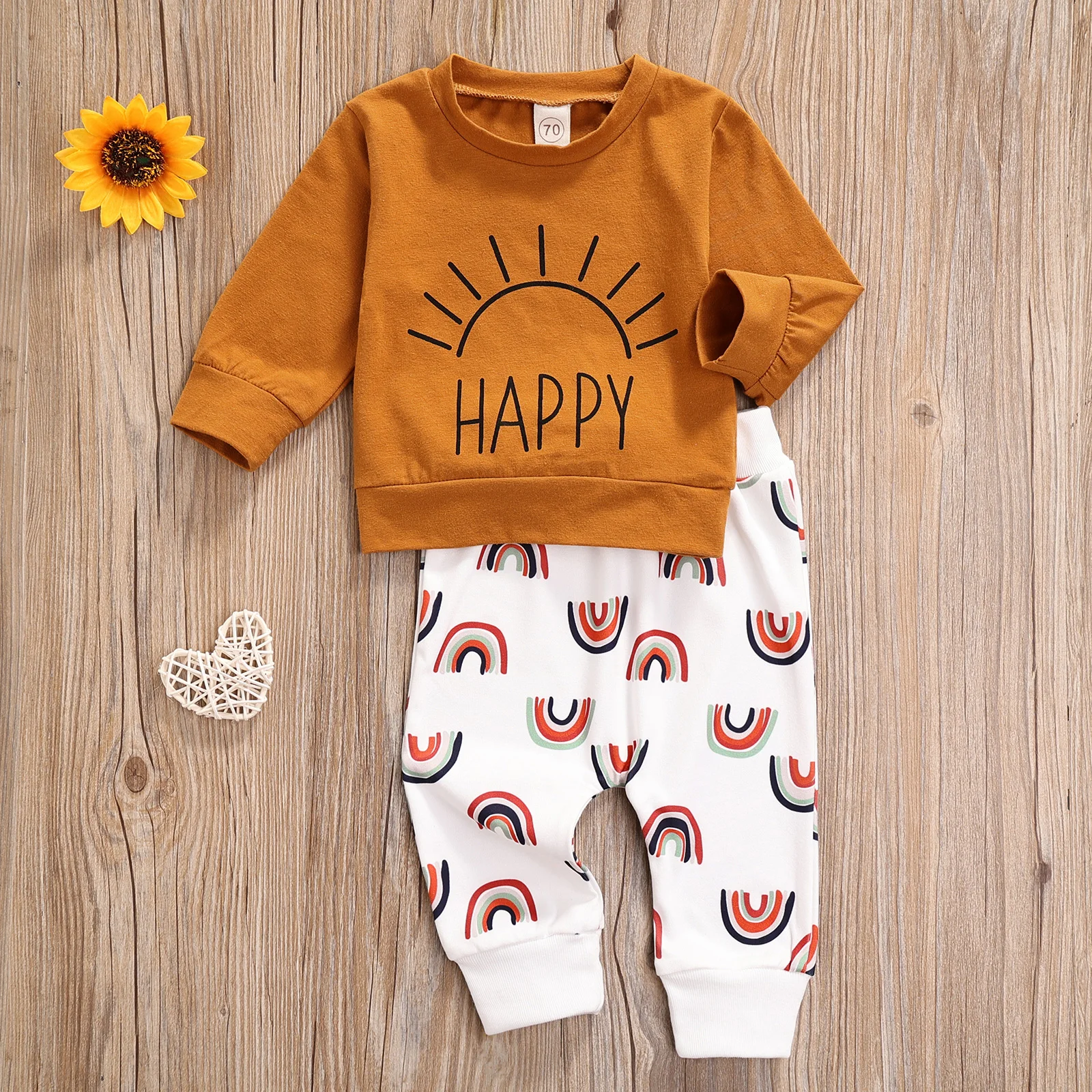 

Комплект одежды для новорожденных из 2 предметов, свитшот с длинным рукавом и круглым вырезом, с принтом солнца и букв и брюки с бантом, с рад...