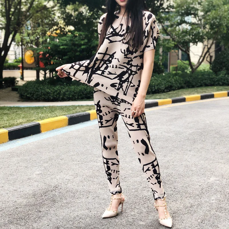 New summer miyake folds set two-piece set of age-reducing pants + tshirt fashion temperament European female self-cultivation