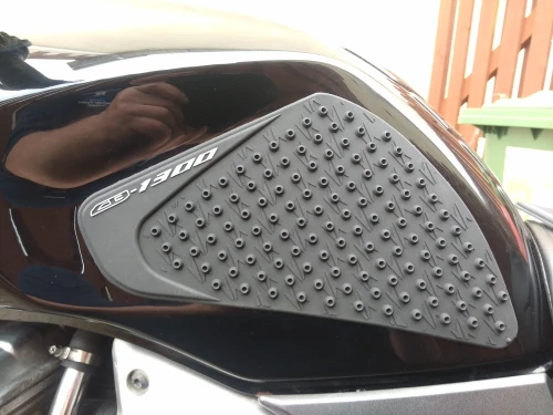 Противоскользящие наклейки на топливный бак мотоцикла боковые газовые