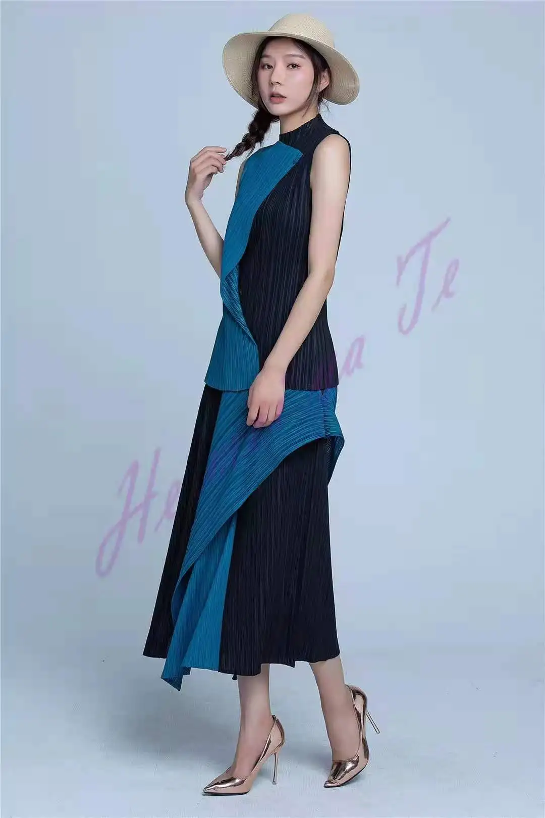 

Футболка без рукавов со складками и плиссированная юбка, наряд из двух частей в стиле пэчворк