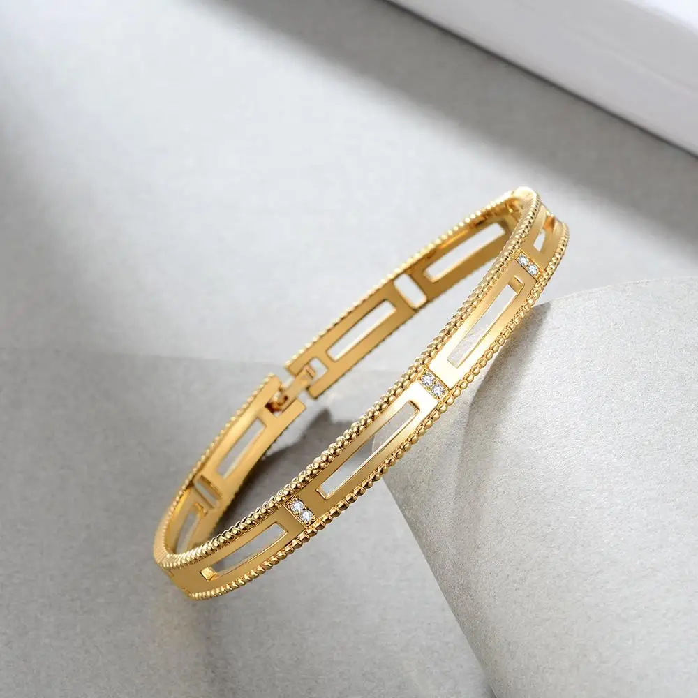 Женский браслет золотого цвета с кубическим цирконием и выдолбленным дизайном