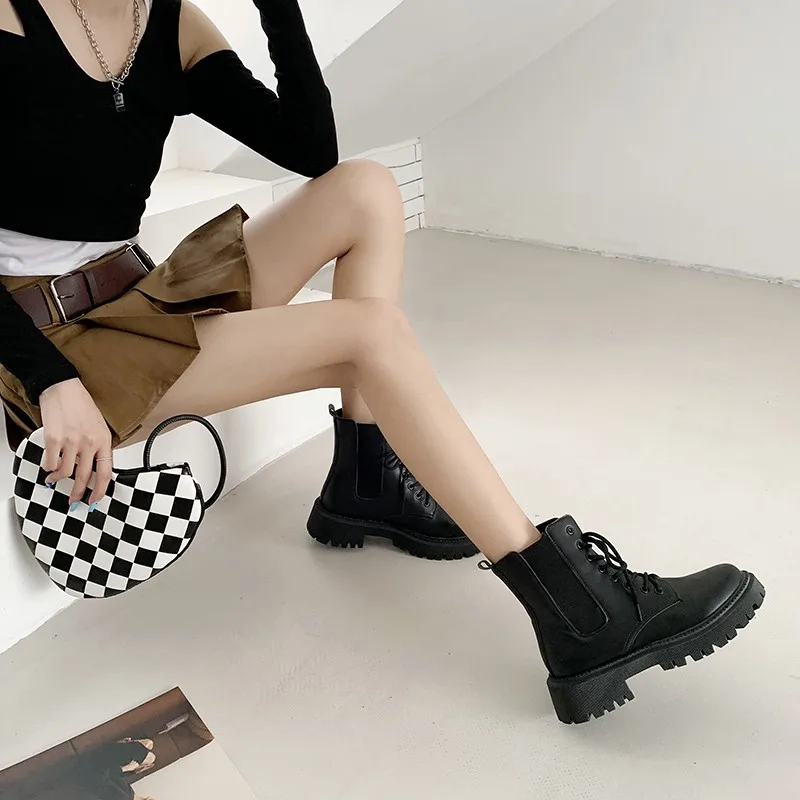 

Martin Women's Boots In The Winter Of 2021, The New Online Celebrity Street Shooting Shows Their Feet, And The Small British Mid