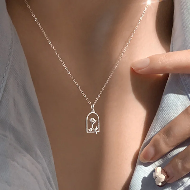

Romantic Simple Rose Cutout Necklace Exquisite Geometric Square Pendant Gold Clavicle Chain Women's Wedding Jewelry