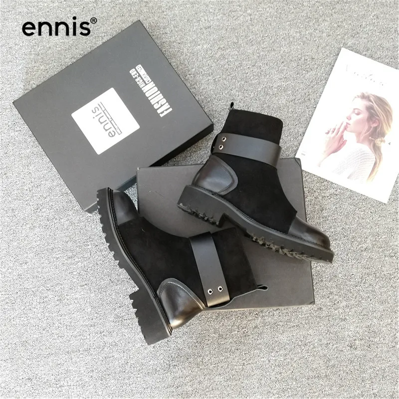 ENNIS/Новинка года; женские ботинки черного цвета; женские ботинки из натуральной кожи на платформе; ботинки из замши с пряжкой; дизайнерская обувь; сезон осень-зима; A8182