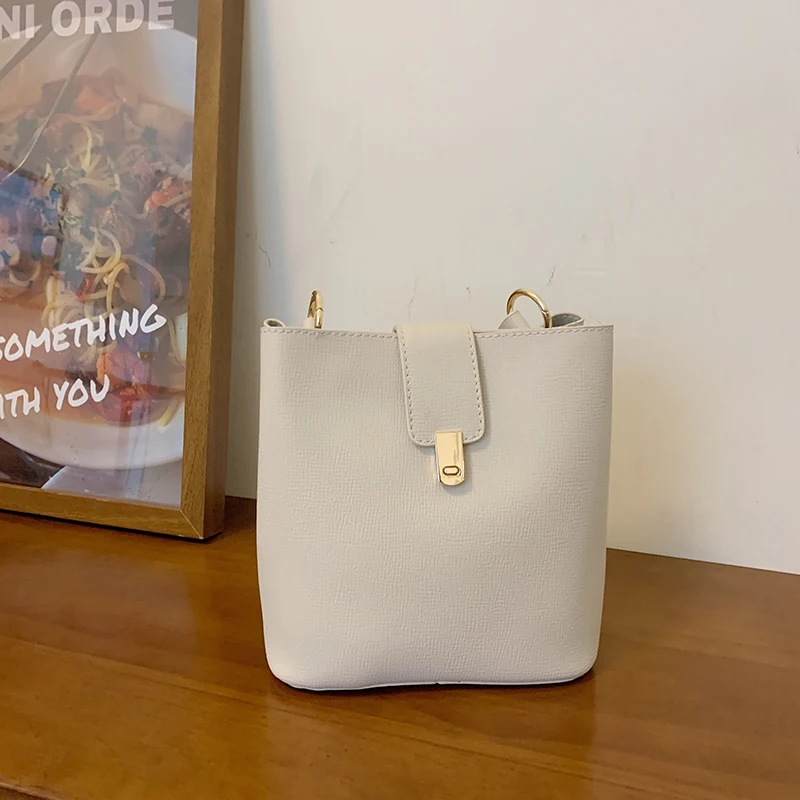 

Casual Strap Female Buckets Bag Designer Women Shoulder Bags Luxury Pu Crossbody Bag Large Capacity Messenger Bag Simple Purses