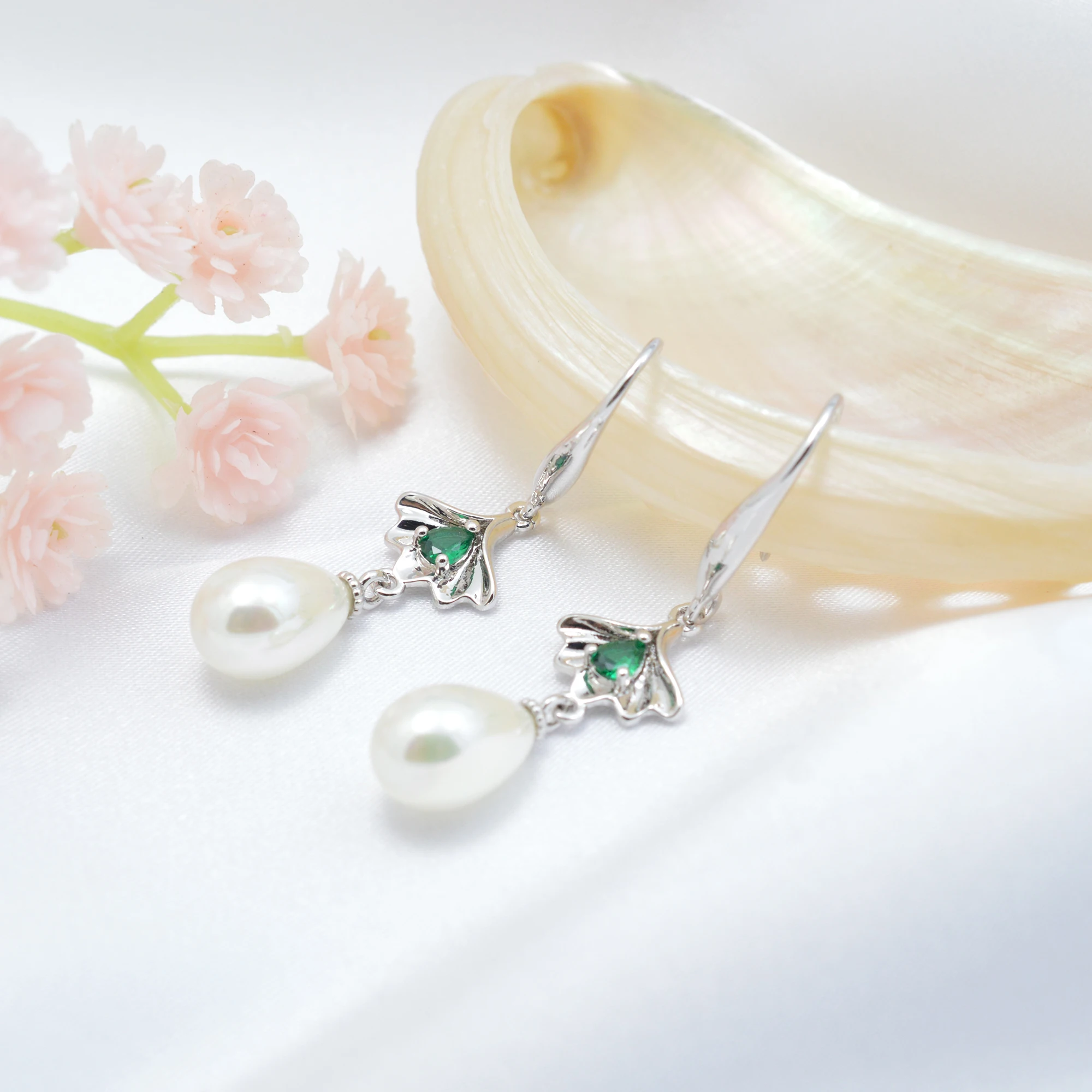 

Серьги-гвоздики женские с жемчугом, элегантные милые ювелирные украшения с белыми ракушками и бусинами под золото