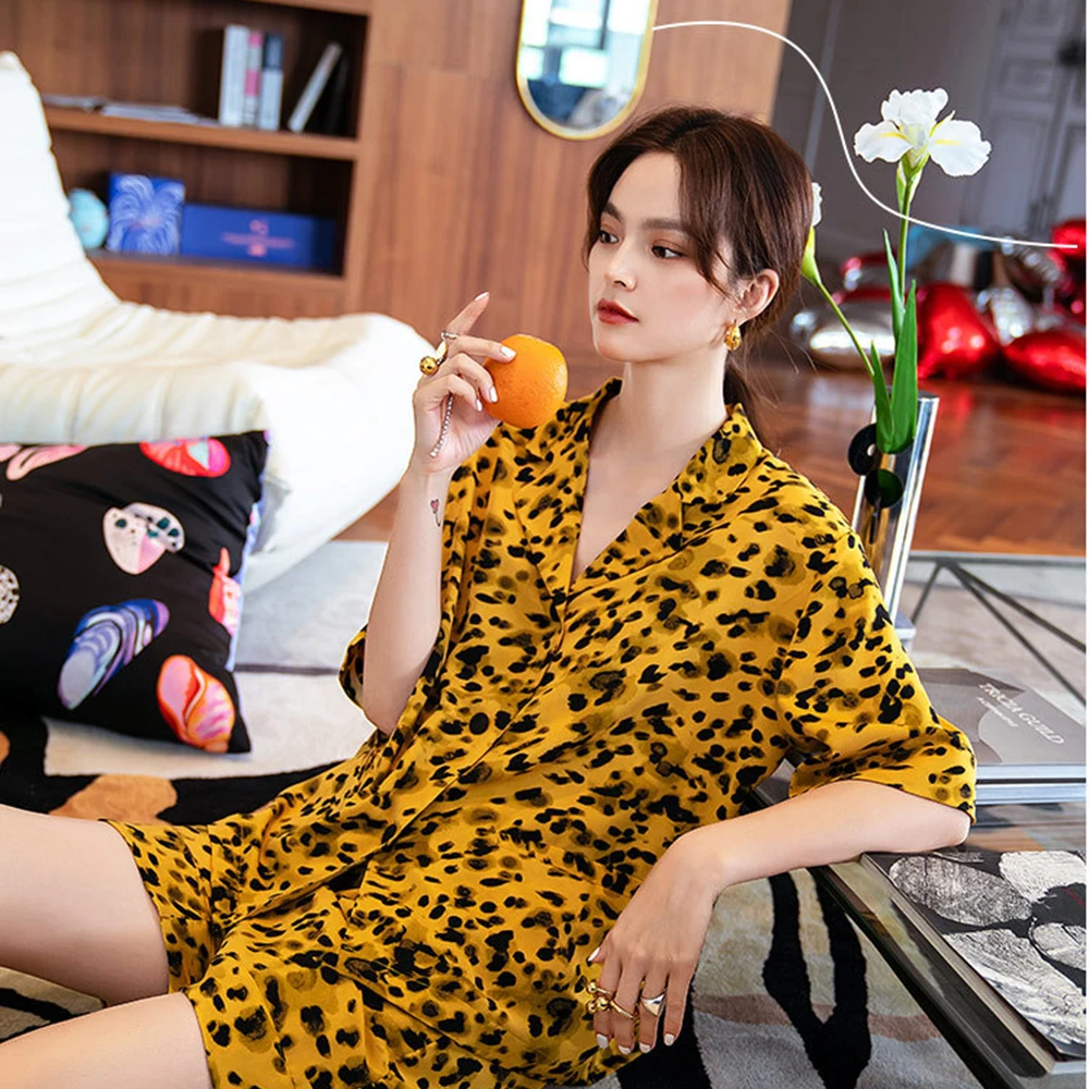

Пижама женская атласная с леопардовым принтом, комплект из 2 предметов, шелковая одежда для сна с коротким рукавом, лето 2021