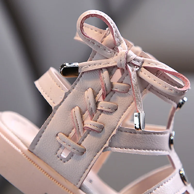 Сандалии для девочек с вырезами Новинка лета 2020 детская обувь в римском стиле