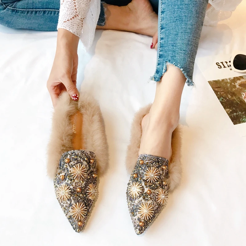 Зимняя обувь на натуральном меху украшенная кристаллами и цветами женские