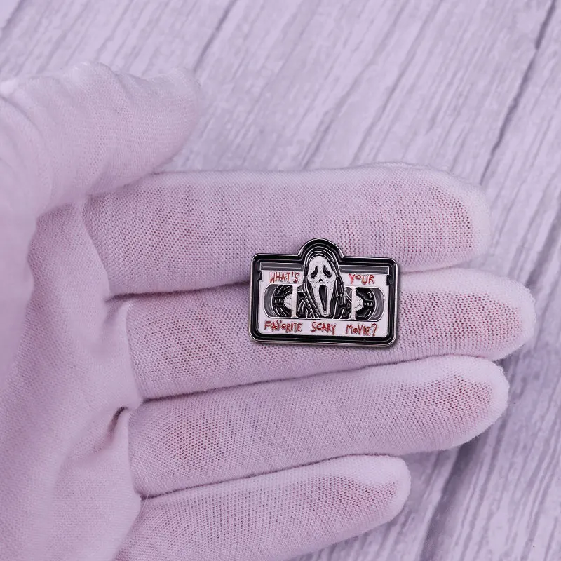 Кричащие булавки с изображением Ghostface. Каков ваш любимый страшный фильм? Значок