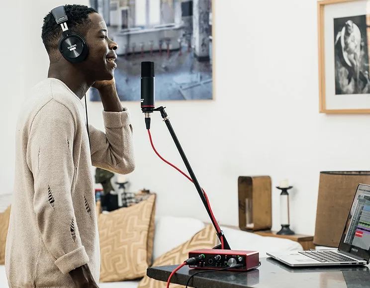Focusrite scarlett 2i2 studio 3rd Gen 2i2 аудио интерфейс+ CM25 MKIII конденсаторный микрофон+ наушники HP60 MKIII