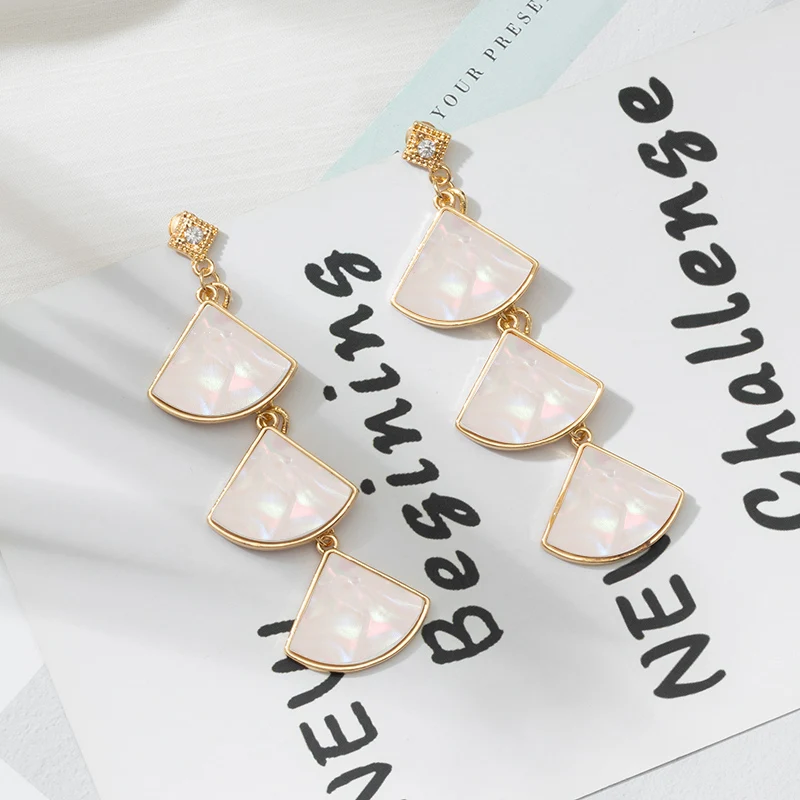 

Fashion Korean Statement Drop Earrings For Women Acrylic White Scallop Shell Female New Modern Earrings 2021 Trend Gifts Jewelry