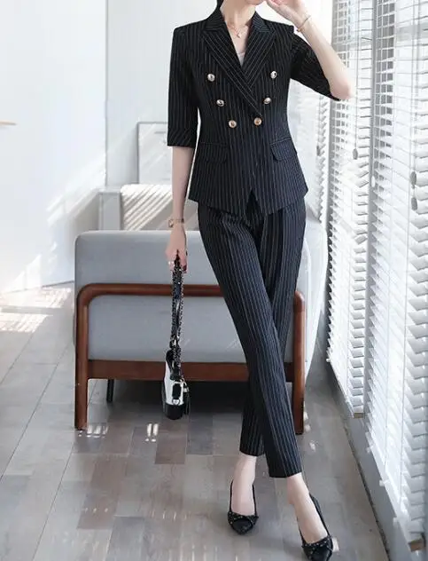 Модный женский костюм с двойным набивным рисунком полурукавами и надрезом