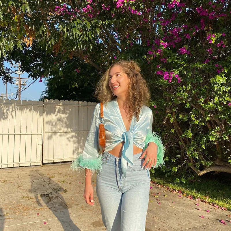 Женская атласная футболка с пушистыми перьями Зеленая облегающая длинным