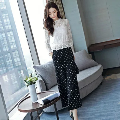 Женский костюм из двух предметов кружевная блузка без рукавов и брюки с широкими