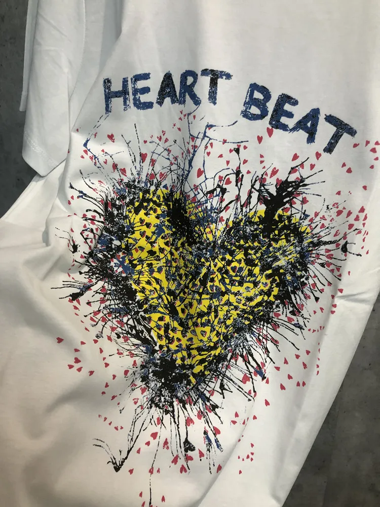 Женская футболка с принтом в виде сердца желтая коротким рукавом и надписью лето