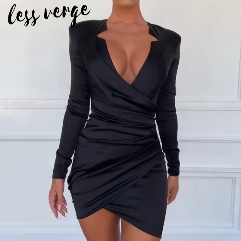 Женское вечернее платье с рюшами Lessverge черное облегающее длинным рукавом и v