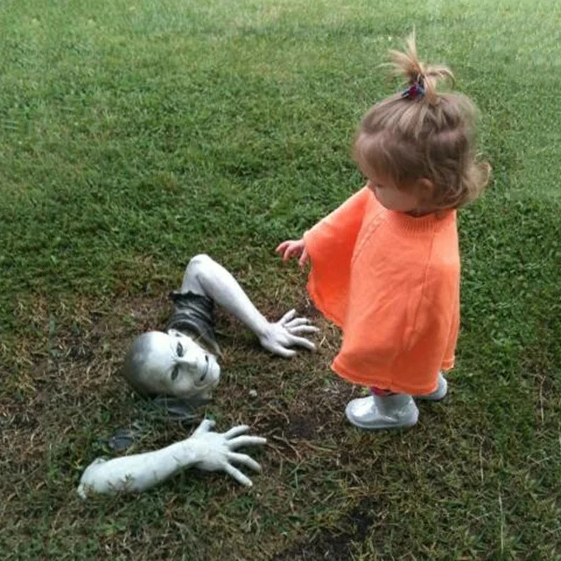 

Funny Garden Sculpture Zombie Shape Vivid Garden Ornament Mug Terror Lifelike