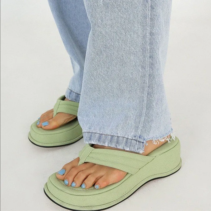 

Color Mixed Color Thick Bottom Flip Flops Women Famous Designer Clip Toe Slippers Ladies Platform Sandal Slides Beach Shoes 2021