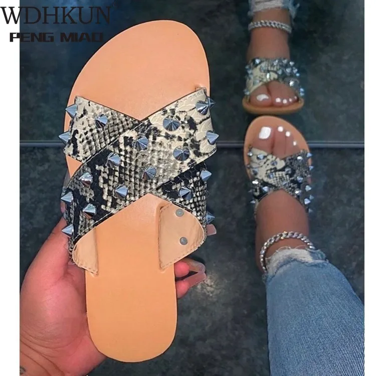 

2021 новые летние женские сандалии на плоской подошве; Модные женские туфли на плоской подошве с заклепками; Обувь для улицы, с открытым носко...