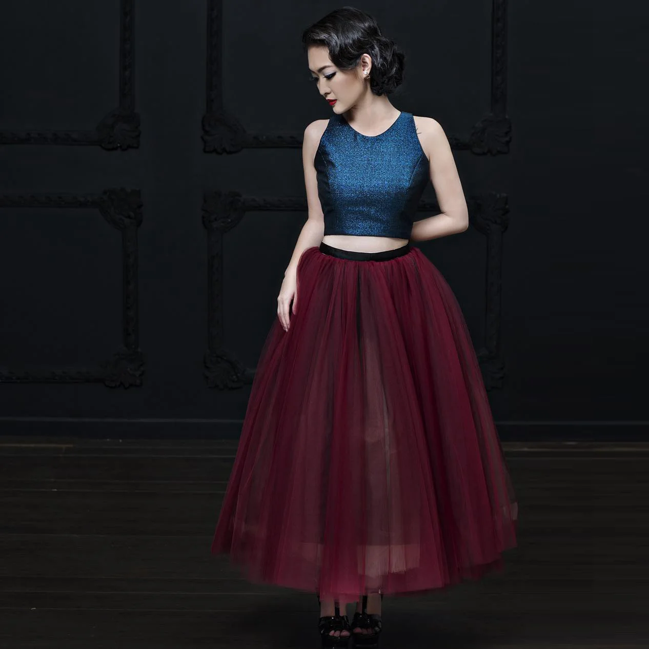 

Бальное платье из многослойного тюля темно-красного цвета, прозрачная юбка средней длины, сетчатые юбки до щиколотки с высокой эластичной т...