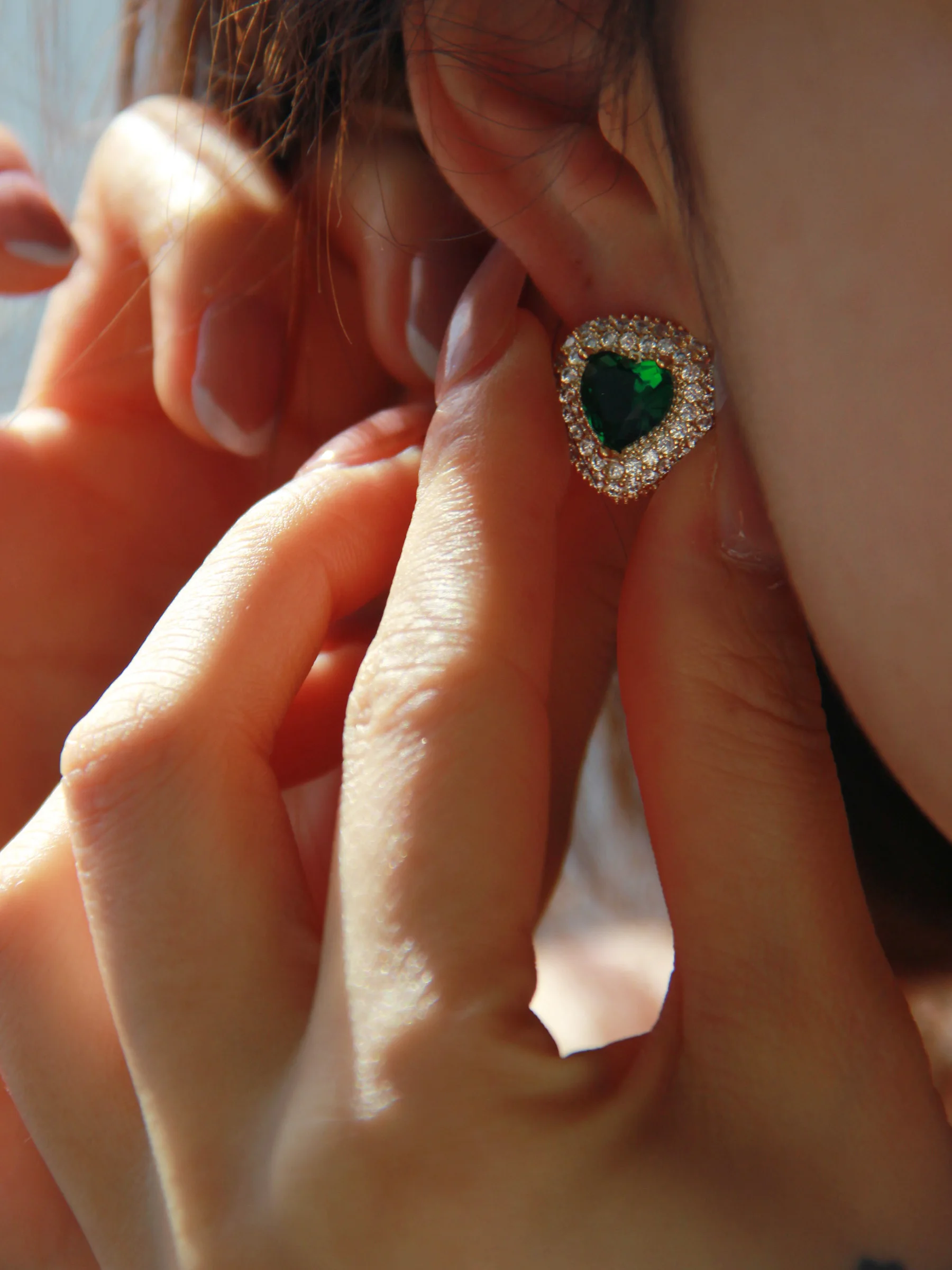 

Luxury Women Small Heart Studs Earrings Dazzling Micro Paved CZ Stones Versatile Female Accessories High Quality Fashion Jewelry