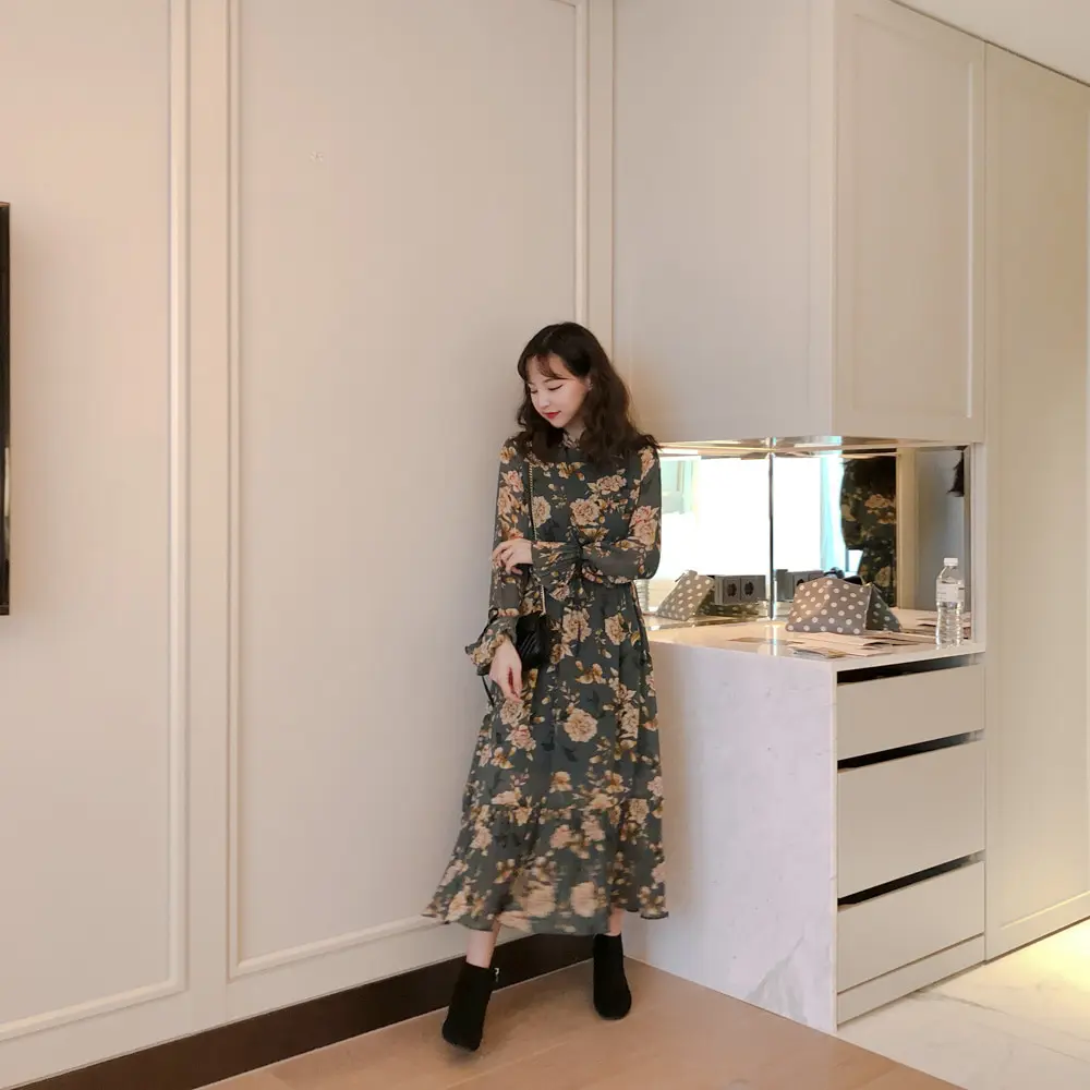 Платье с цветочным рисунком на бретелях Новинка 2018 года Сезон осень весна