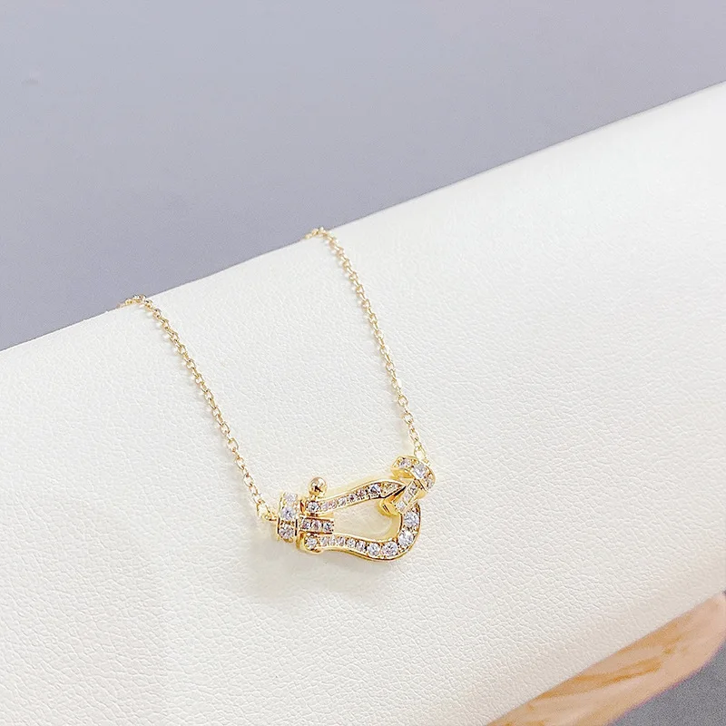 Модное ожерелье в форме подковы с бриллиантовой подвеской от известного бренда