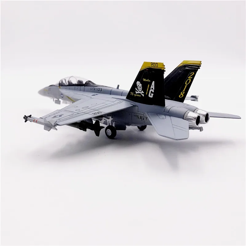 Литая модель военного самолета в масштабе 1/100 F18 Grumman Tomcat F/A 18F пиратский флаг