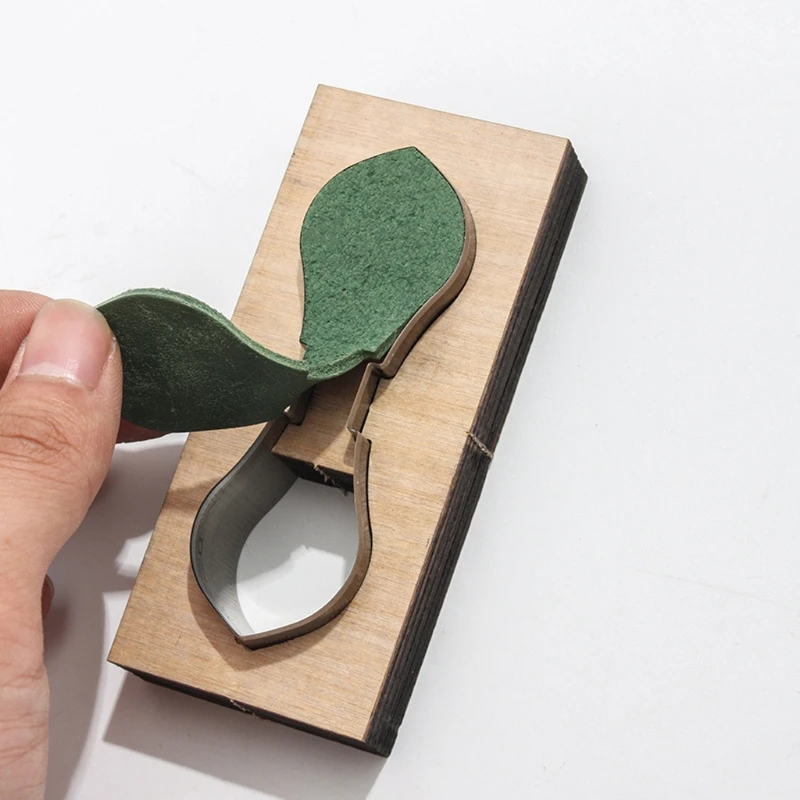 

8Pcs DIY Keychain Scrapbook Embossing Wooden Die Cutting Leather Mold Art Crafts KX4C