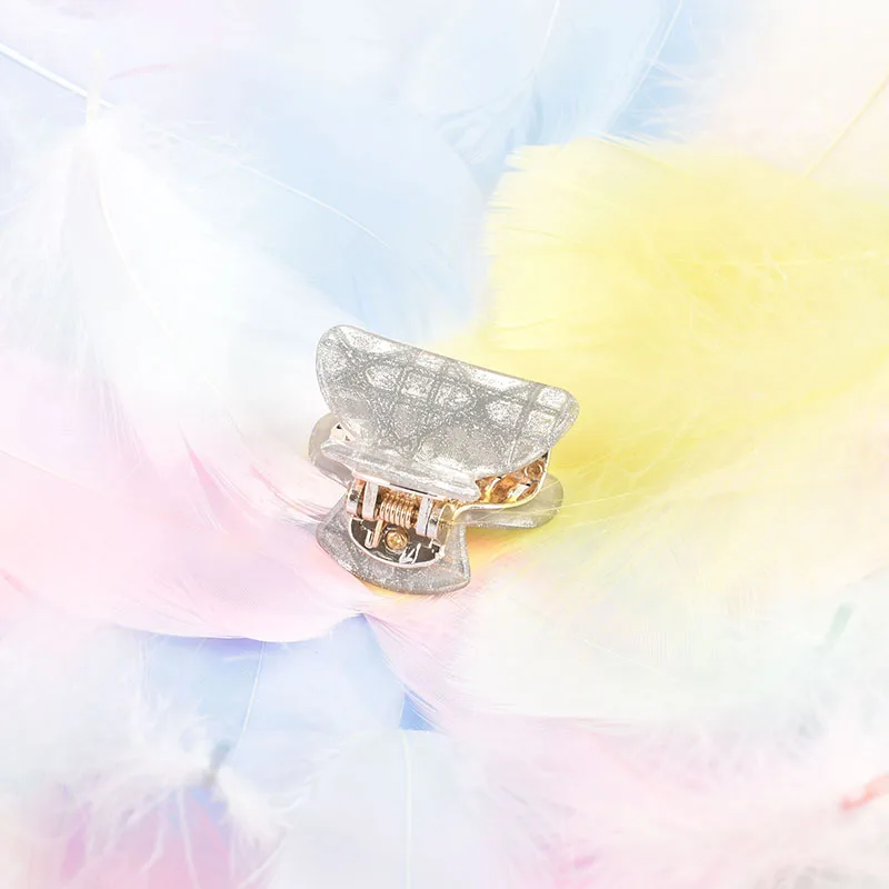 

Casual Striped Acrylic Small Claw Hair Clips for Girls Sweet Hairpin Glitter Styling Tools Hair Accessories Women