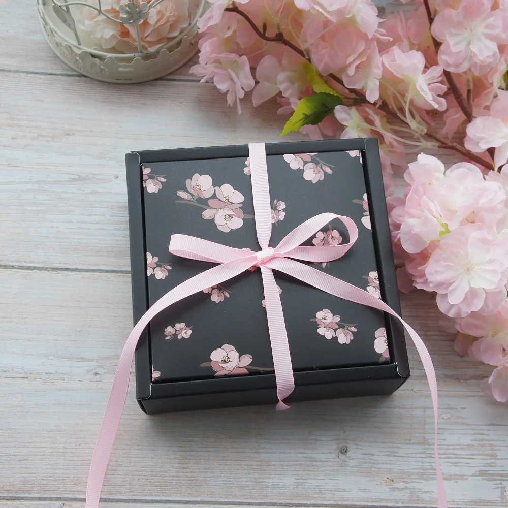

13.5*13.5*5cm Black Pink Flower on Branch Theme 10 Set Candy Paper Box Valentine Wedding Favor Boxes Birthday Gifts Packing