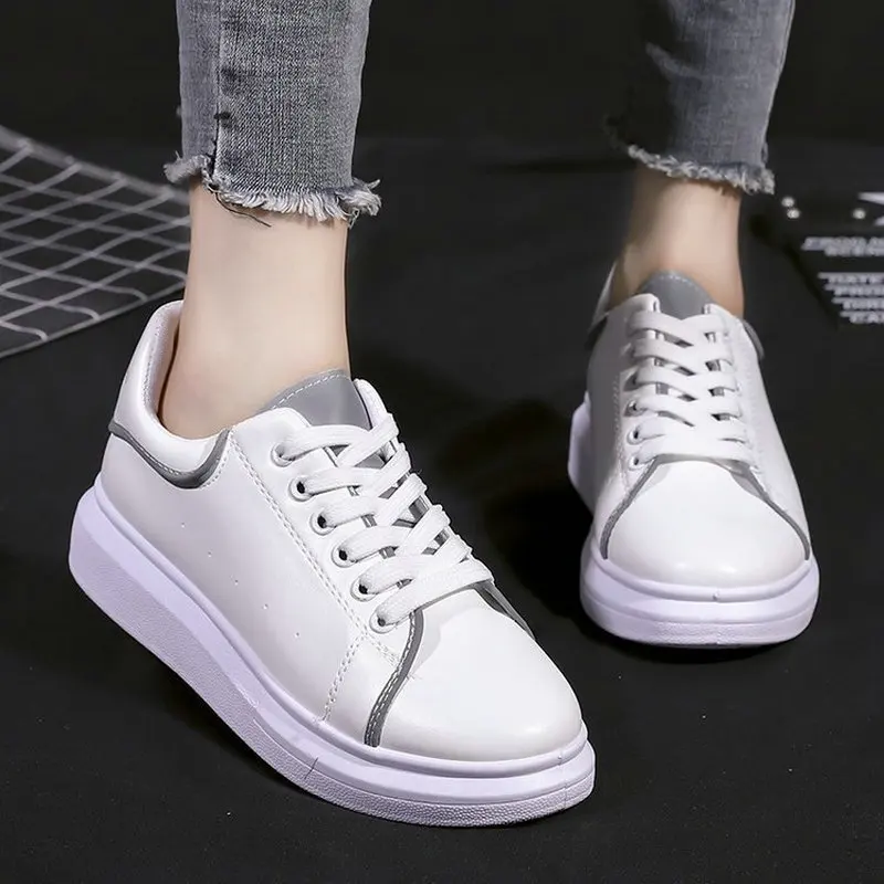 Светящиеся белые кроссовки Новинка осени 2019 повседневные на толстой подошве в