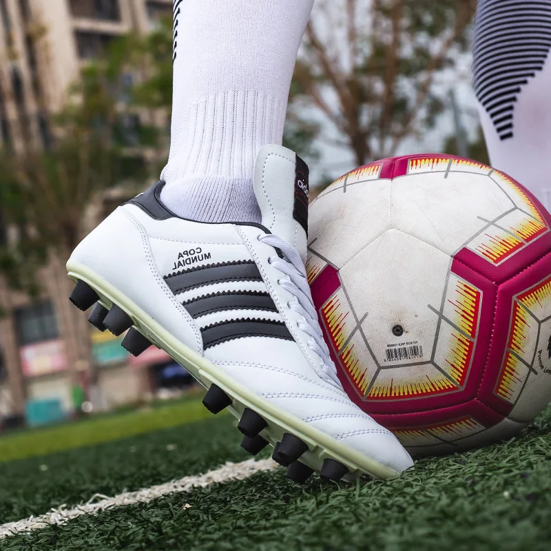 

Long Spikes Soccer Boots Men Outdoor Black White Classic Training Football Boots Ultralight Non-slip Sport Turf Football Sneaker