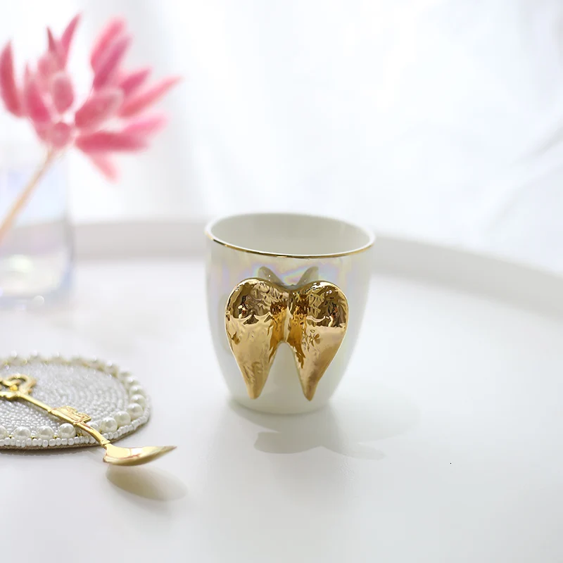 Кофейная кружка с золотыми крыльями ангела в скандинавском стиле цветная