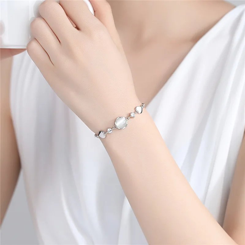 Браслет женский из серебра 925 пробы инкрустированный цирконием в форме сердца