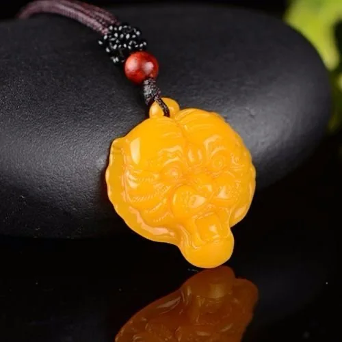 Ожерелье с кулоном в виде головы тигра из натурального зеленого и желтого