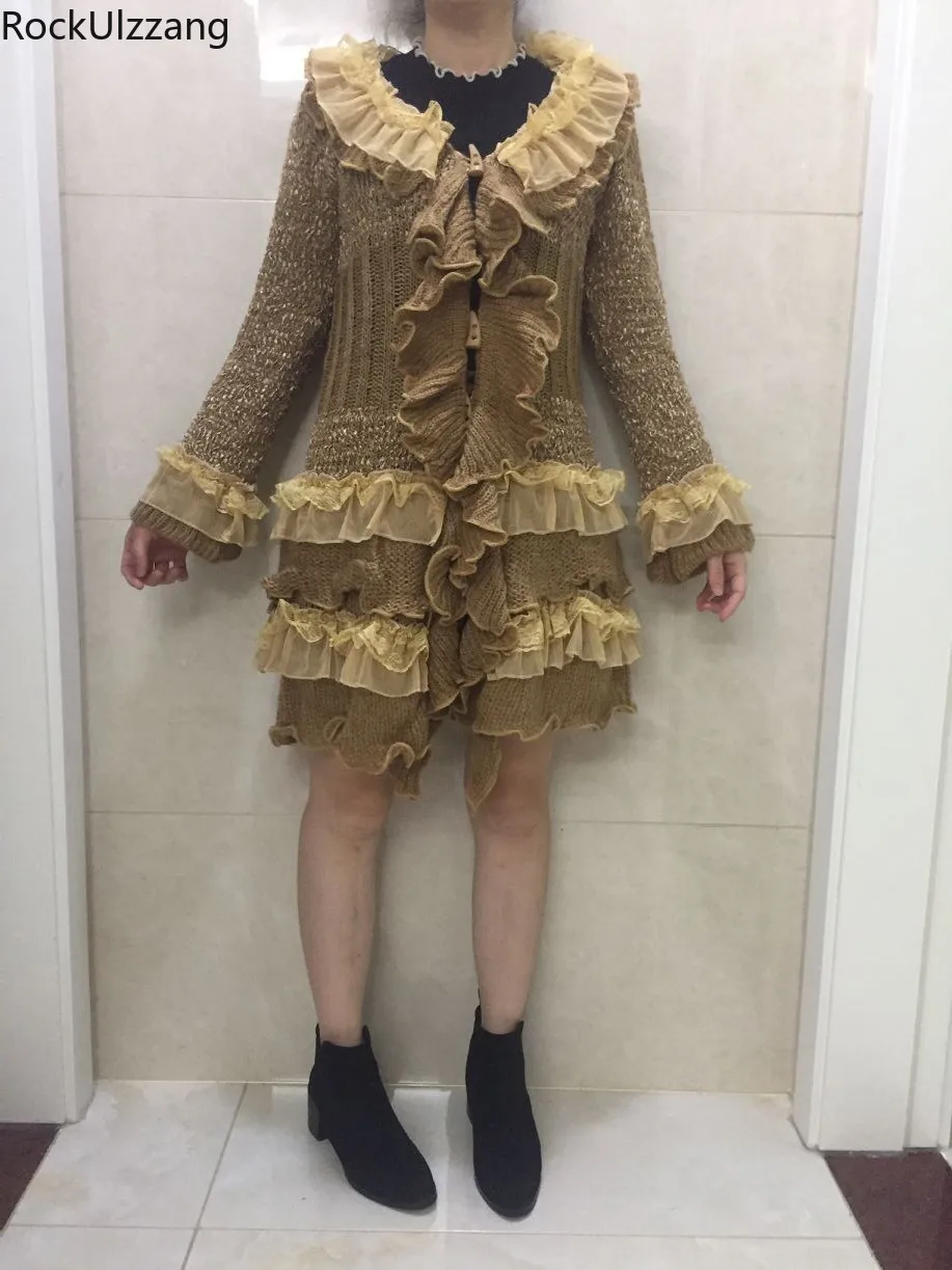 Кружевной Каскадный облегающий свитер с рюшами роговыми пуговицами и v-образным