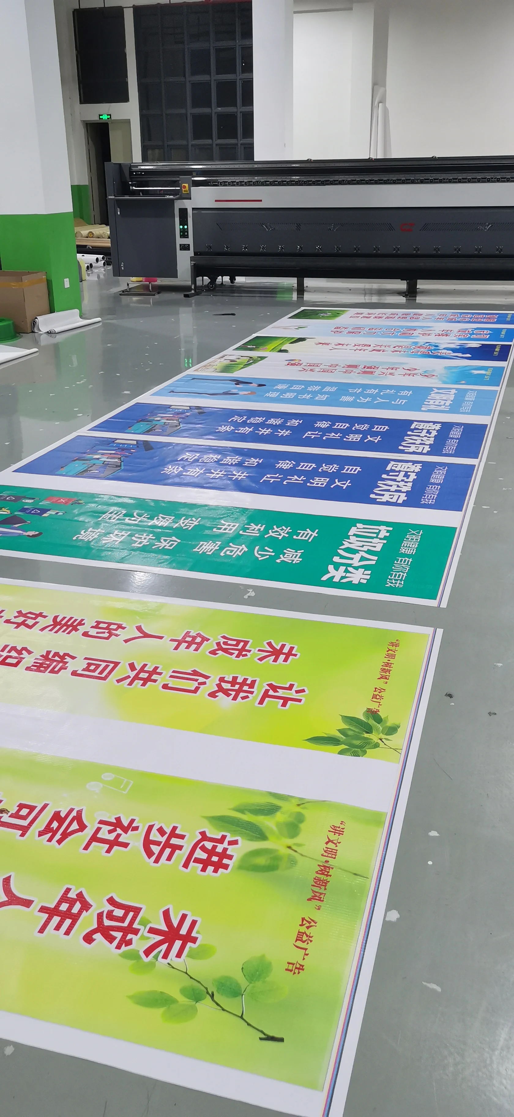 Рекламный гибкий баннер из ПВХ на заказ|Флаги баннеры и аксессуары| |