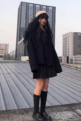 Женская Осенняя куртка в стиле темного цвета свободная с длинными рукавами и