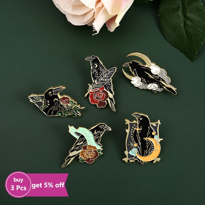 Ворона ворона эмалированные булавки Прямая поставка птица перо луна цветы
