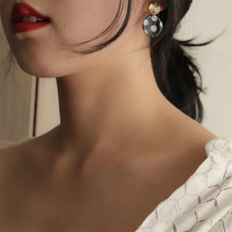 Женские асимметричные серьги Hyperbole корейские длинные в горошек с металлическими