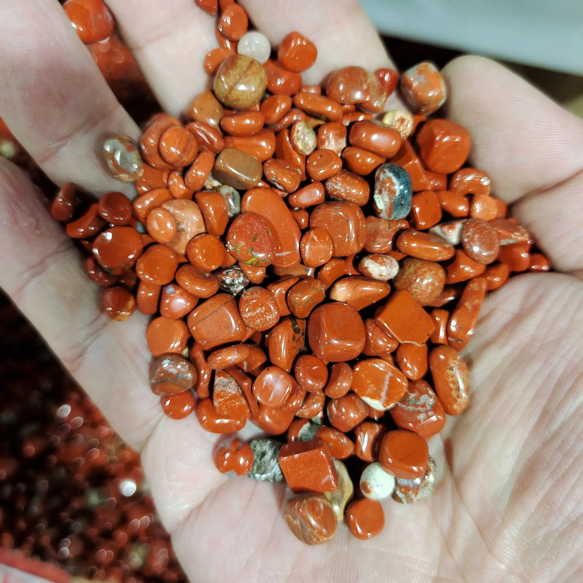 

Natural Red jasper crystal rubble decorates the home Fish Tank Aquarium Garden Healing Energy Stone Decoration