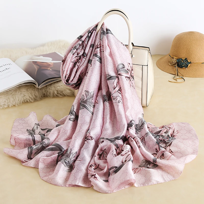 Шарф женский шелковый с принтом буквенным принтом| |