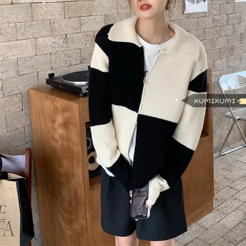 Контрастная свободная футболка-поло в клетку с воротником осенний свитер