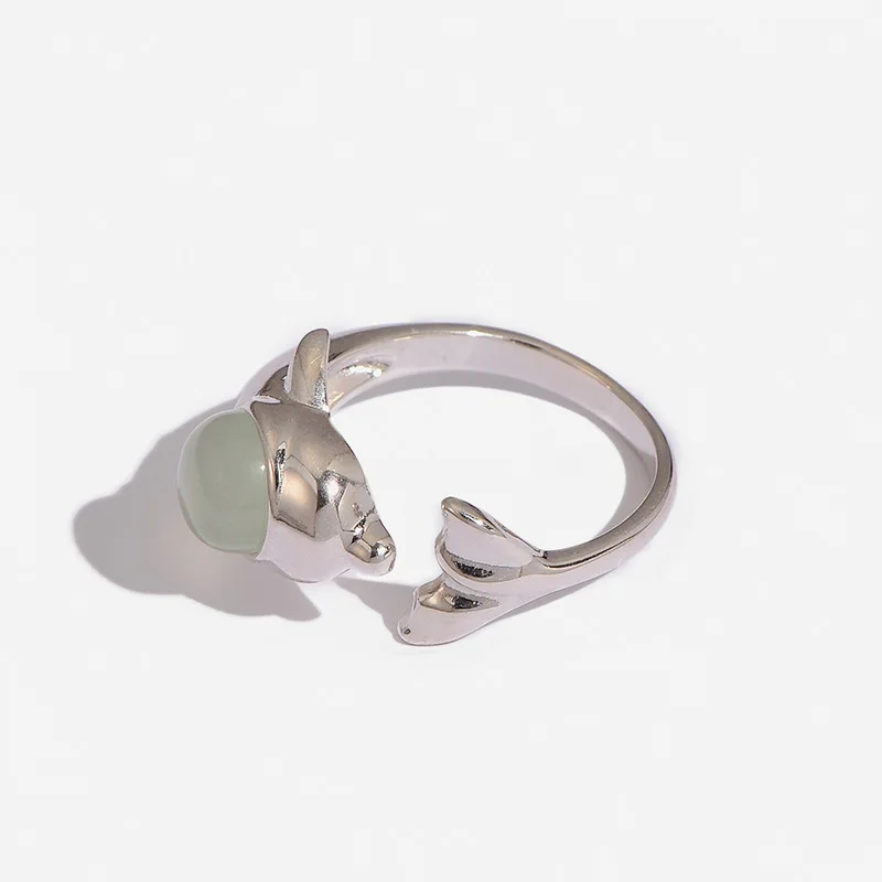 Кольцо женское из серебра 925 пробы с имитацией рыбки-пухе и натуральным камнем |