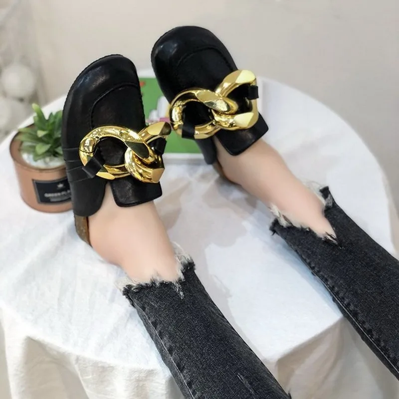 

2021 New Brand Design Women Gold Chain Slipper Closed Toe Slip On Mules Shoes Round Toe Low Heels Casual Slides Flip Flop