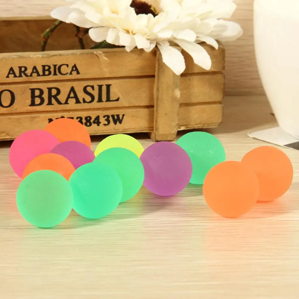 

10 шт 32 мм игрушечные шарики разноцветные светящиеся мяч с высоким отскоком светится в темноте фосфоресцирующий мяч случайный цвет