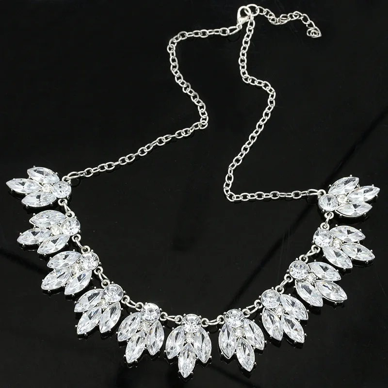 Женское винтажное ожерелье чокер с цепочкой украшенное золотыми кристаллами и